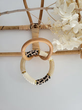 Charger l'image dans la galerie, Bracelet léopard élastique fait main – Perles tubes résine incurvées – Bijou tendance imprimé animalier, tons naturels beige, noir et crème