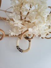 Charger l'image dans la galerie, Bracelet léopard élastique fait main – Perles tubes résine incurvées – Bijou tendance imprimé animalier, tons naturels beige, noir et crème