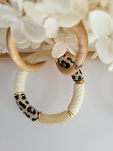 Charger l'image dans la galerie, Bracelet léopard élastique fait main – Perles tubes résine incurvées – Bijou tendance imprimé animalier, tons naturels beige, noir et crème