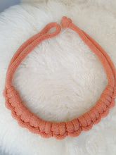 Charger l'image dans la galerie, Collier corde coton noué épais chunky plastron bijou fantaisie cadeau tendance macramé fait main noeud marin terracotta