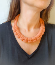 Charger l'image dans la galerie, Collier corde coton noué épais chunky plastron bijou fantaisie cadeau tendance macramé fait main noeud marin terracotta