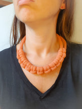 Charger l'image dans la galerie, Collier corde coton noué épais chunky plastron bijou fantaisie cadeau tendance macramé fait main noeud marin terracotta