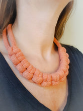 Charger l'image dans la galerie, Collier corde coton noué épais chunky plastron bijou fantaisie cadeau tendance macramé fait main noeud marin terracotta