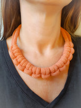 Charger l'image dans la galerie, Collier corde coton noué épais chunky plastron bijou fantaisie cadeau tendance macramé fait main noeud marin terracotta