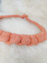 Charger l'image dans la galerie, Collier corde coton noué épais chunky plastron bijou fantaisie cadeau tendance macramé fait main noeud marin terracotta
