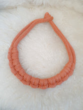 Charger l'image dans la galerie, Collier corde coton noué épais chunky plastron bijou fantaisie cadeau tendance macramé fait main noeud marin terracotta