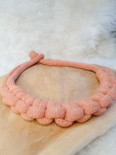 Charger l'image dans la galerie, Collier corde coton noué épais chunky plastron bijou fantaisie cadeau tendance macramé fait main noeud marin terracotta