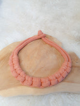 Charger l'image dans la galerie, Collier corde coton noué épais chunky plastron bijou fantaisie cadeau tendance macramé fait main noeud marin terracotta