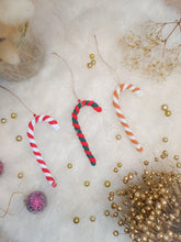 Charger l'image dans la galerie, Décoration sucre d'orge à suspendre au sapin de Noël en tricotin de coton recyclé personnalisable avec prénom doré