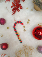 Charger l'image dans la galerie, Décoration sucre d'orge à suspendre au sapin de Noël en tricotin de coton recyclé personnalisable avec prénom doré