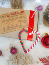 Charger l'image dans la galerie, Décoration sucre d'orge à suspendre au sapin de Noël en tricotin de coton recyclé personnalisable avec prénom doré
