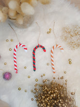 Charger l'image dans la galerie, Décoration sucre d'orge à suspendre au sapin de Noël en tricotin de coton recyclé personnalisable avec prénom doré