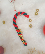 Charger l'image dans la galerie, Décoration sucre d'orge à suspendre au sapin de Noël en tricotin de coton recyclé personnalisable avec prénom doré