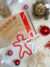 Charger l'image dans la galerie, Décoration bonhomme de pain d'épice à suspendre au sapin de Noël en tricotin de coton recyclé personnalisable avec prénom doré