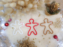 Charger l'image dans la galerie, Décoration bonhomme de pain d'épice à suspendre au sapin de Noël en tricotin de coton recyclé personnalisable avec prénom doré