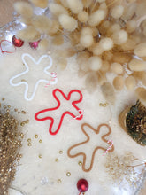 Charger l'image dans la galerie, Décoration bonhomme de pain d'épice à suspendre au sapin de Noël en tricotin de coton recyclé personnalisable avec prénom doré