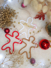 Charger l'image dans la galerie, Décoration bonhomme de pain d'épice à suspendre au sapin de Noël en tricotin de coton recyclé personnalisable avec prénom doré