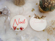 Charger l'image dans la galerie, Décoration boule de Noël en bois à suspendre personnalisable avec prénom et fleurs séchées pour décorer table de fin d'année sapin cheminée