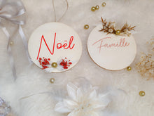 Charger l'image dans la galerie, Décoration boule de Noël en bois à suspendre personnalisable avec prénom et fleurs séchées pour décorer table de fin d'année sapin cheminée