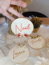 Charger l'image dans la galerie, Décoration boule de Noël en bois à suspendre personnalisable avec prénom et fleurs séchées pour décorer table de fin d'année sapin cheminée