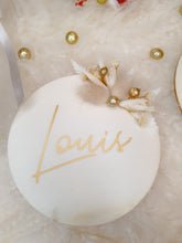 Charger l'image dans la galerie, Décoration boule de Noël en bois à suspendre personnalisable avec prénom et fleurs séchées pour décorer table de fin d'année sapin cheminée