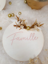 Charger l'image dans la galerie, Décoration boule de Noël en bois à suspendre personnalisable avec prénom et fleurs séchées pour décorer table de fin d'année sapin cheminée