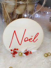 Charger l'image dans la galerie, Décoration boule de Noël en bois à suspendre personnalisable avec prénom et fleurs séchées pour décorer table de fin d'année sapin cheminée