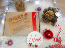 Charger l'image dans la galerie, Décoration boule de Noël en bois à suspendre personnalisable avec prénom et fleurs séchées pour décorer table de fin d'année sapin cheminée