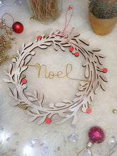 Charger l'image dans la galerie, Décoration couronne de Noël personnalisable nom de famille couronne de feuilles et pompons mistletoe en bois à accrocher sur une porte, mur