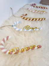 Charger l'image dans la galerie, Décoration sucre d'orge à suspendre au sapin de Noël en tricotin de coton recyclé personnalisable avec prénom doré