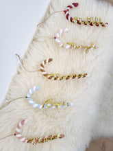 Charger l'image dans la galerie, Décoration sucre d'orge à suspendre au sapin de Noël en tricotin de coton recyclé personnalisable avec prénom doré