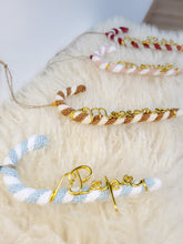 Charger l'image dans la galerie, Décoration sucre d'orge à suspendre au sapin de Noël en tricotin de coton recyclé personnalisable avec prénom doré