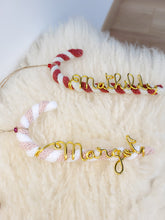 Charger l'image dans la galerie, Décoration sucre d'orge à suspendre au sapin de Noël en tricotin de coton recyclé personnalisable avec prénom doré