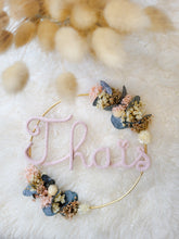 Charger l'image dans la galerie, Couronne fleurs séchées prénom, cadeau de naissance personnalisé, décoration bohème chambre bébé