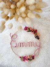 Charger l'image dans la galerie, Couronne fleurs séchées prénom, cadeau de naissance personnalisé, décoration bohème chambre bébé