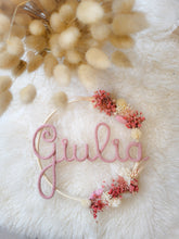 Charger l'image dans la galerie, Couronne fleurs séchées prénom, cadeau de naissance personnalisé, décoration bohème chambre bébé
