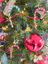 Charger l'image dans la galerie, Décoration sucre d'orge à suspendre au sapin de Noël en tricotin de coton recyclé personnalisable avec prénom doré