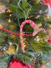 Charger l'image dans la galerie, Décoration sucre d'orge à suspendre au sapin de Noël en tricotin de coton recyclé personnalisable avec prénom doré