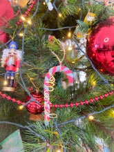 Charger l'image dans la galerie, Décoration sucre d'orge à suspendre au sapin de Noël en tricotin de coton recyclé personnalisable avec prénom doré