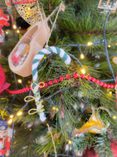 Charger l'image dans la galerie, Décoration sucre d'orge à suspendre au sapin de Noël en tricotin de coton recyclé personnalisable avec prénom doré