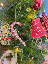 Charger l'image dans la galerie, Décoration sucre d'orge à suspendre au sapin de Noël en tricotin de coton recyclé personnalisable avec prénom doré
