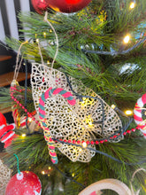 Charger l'image dans la galerie, Décoration sucre d'orge à suspendre au sapin de Noël en tricotin de coton recyclé personnalisable avec prénom doré