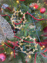 Charger l'image dans la galerie, Décoration boule de Noël en forme de mini couronne feuilles dorées à suspendre personnalisable avec prénom table fin d'année sapin cheminée