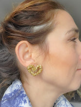 Cargar imagen en el visor de la galería, Pendientes de corazón dorados textil elegante regalo de moda invierno 2023 hecho a mano