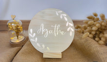 Charger l'image dans la galerie, enseigne personnalisée en bois prénom doré couronne eucalyptus