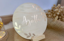 Charger l'image dans la galerie, Plaque Personnalisée en Bois Rond - Décoration Murale enseigne pour Chambre d'Enfant