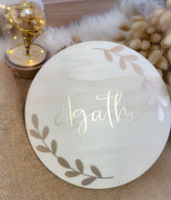 Charger l'image dans la galerie, Plaque Personnalisée en Bois Rond - Décoration Murale enseigne pour Chambre d'Enfant