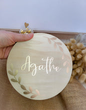 Charger l'image dans la galerie, Plaque Personnalisée en Bois Rond - Décoration Murale enseigne pour Chambre d'Enfant