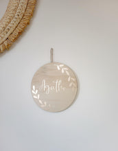 Charger l'image dans la galerie, Plaque Personnalisée en Bois Rond - Décoration Murale enseigne pour Chambre d'Enfant