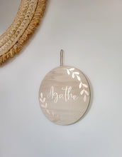 Charger l'image dans la galerie, Plaque Personnalisée en Bois Rond - Décoration Murale enseigne pour Chambre d'Enfant